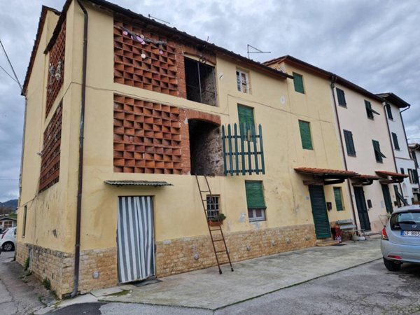 casa indipendente in vendita a Lucca in zona Maggiano