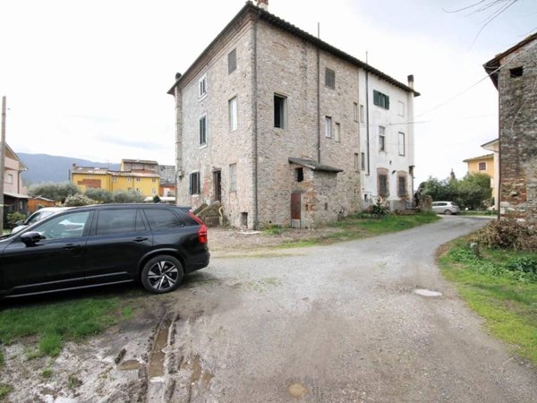 casa indipendente in vendita a Lucca in zona Chiatri