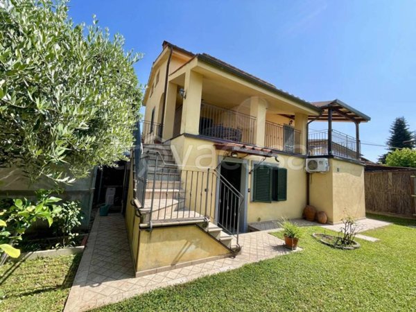 casa indipendente in vendita a Lucca in zona zona Mugnano