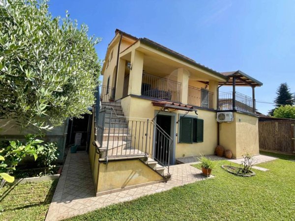 casa indipendente in vendita a Lucca in zona zona Mugnano