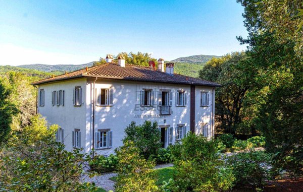 casa indipendente in vendita a Lucca in zona Centro Città