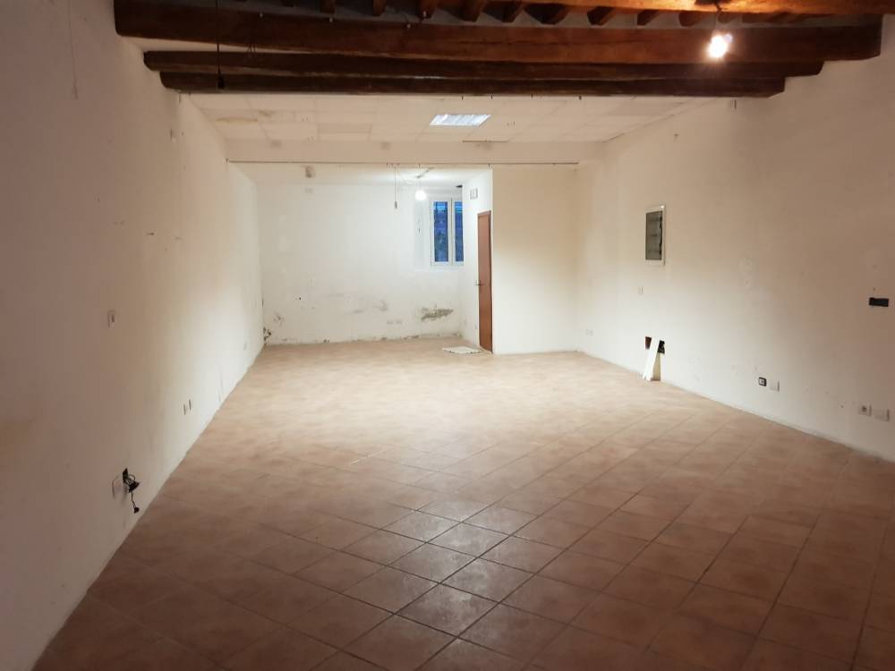 negozio in vendita a Lucca in zona Centro Città