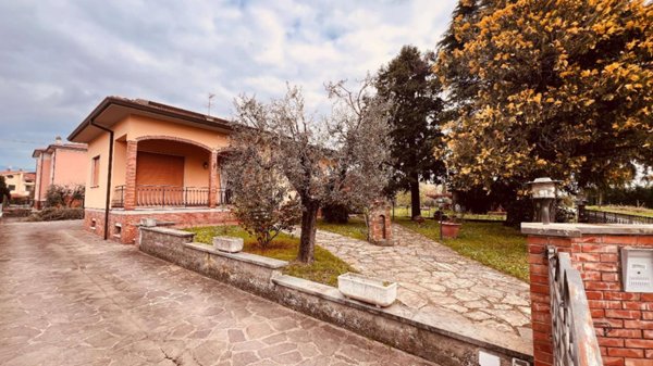 casa indipendente in vendita a Lucca in zona San Cassiano a Vico