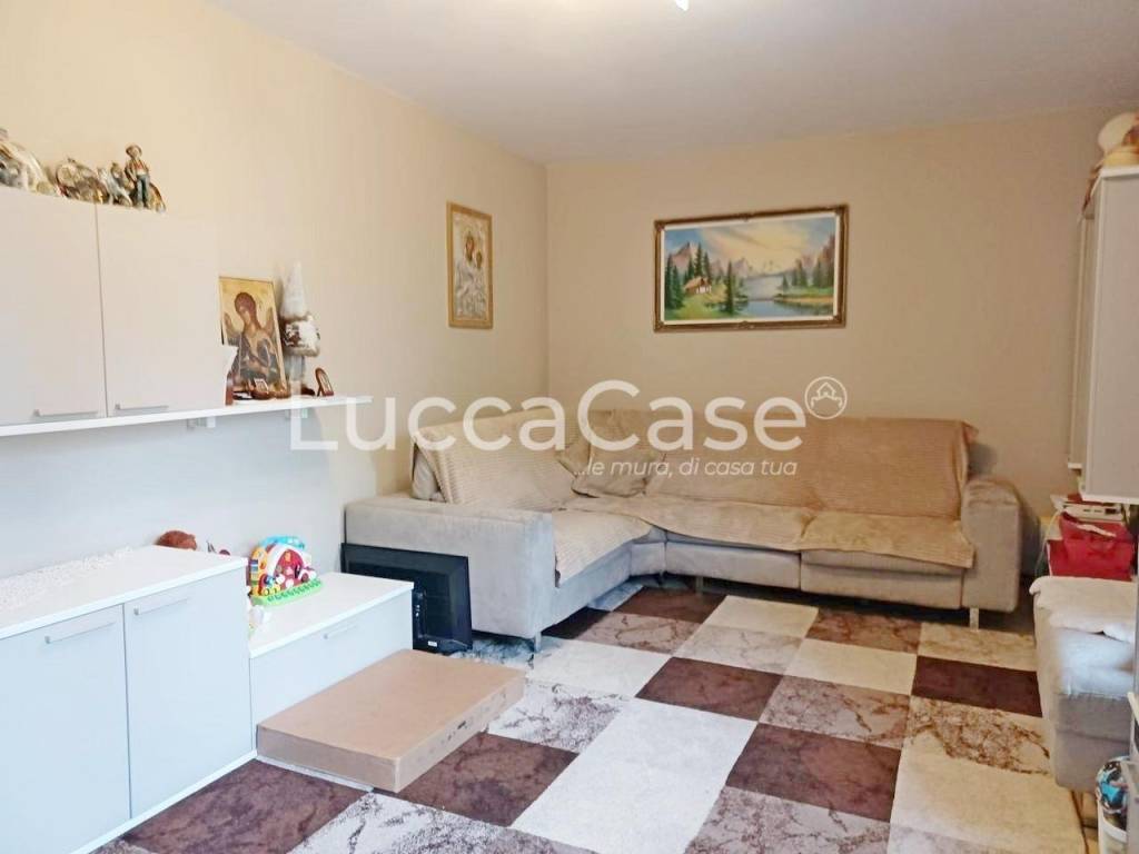 casa indipendente in vendita a Lucca in zona Montuolo