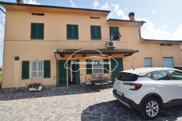 casa indipendente in vendita a Lucca in zona Centro Città