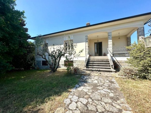 casa indipendente in vendita a Lucca in zona Monte San Quirico