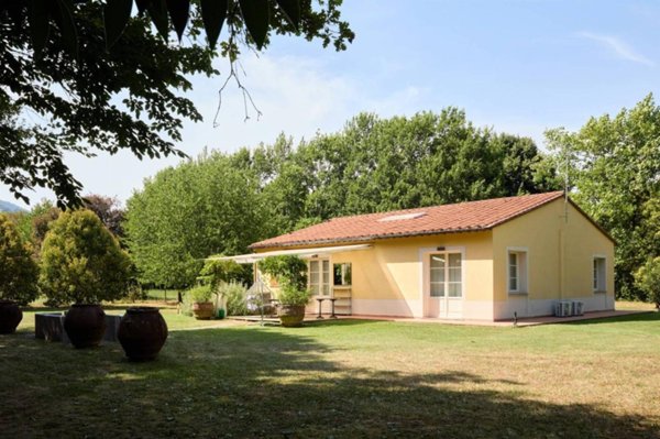 casa indipendente in vendita a Lucca in zona Massa Pisana
