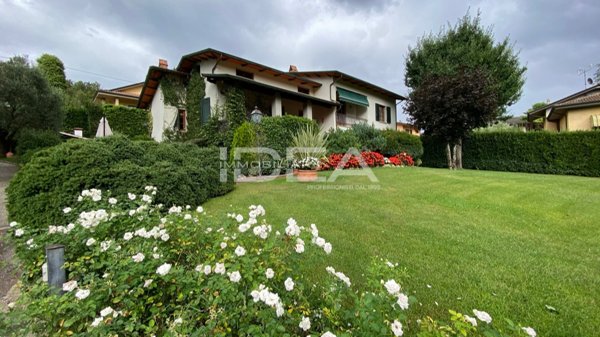 casa indipendente in vendita a Lucca in zona Castagnori