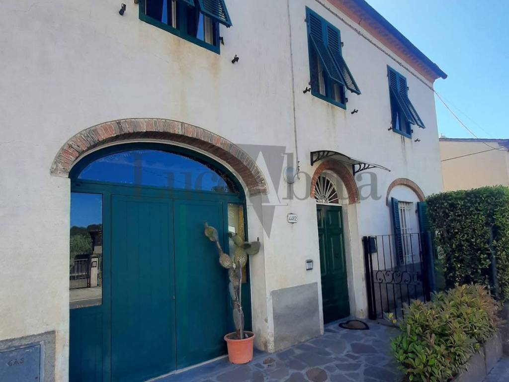 casa indipendente in vendita a Lucca in zona Monte San Quirico