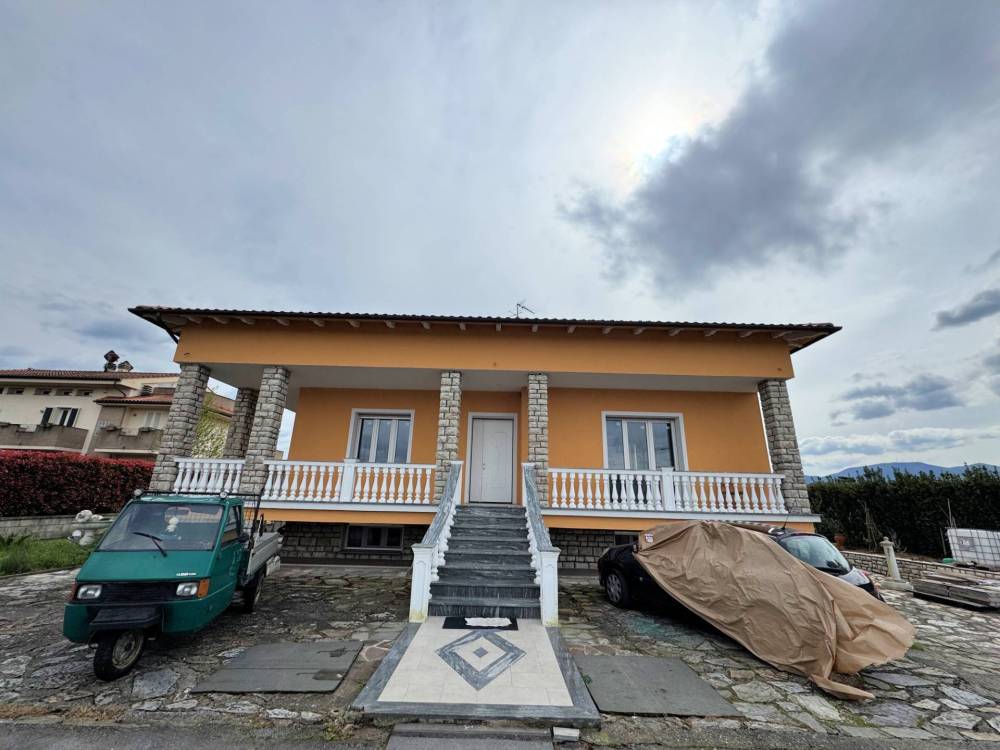 casa indipendente in vendita a Lucca