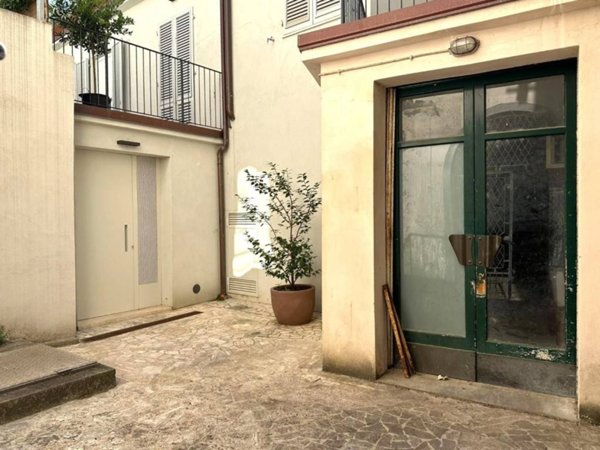 negozio in vendita a Lucca in zona Centro Città