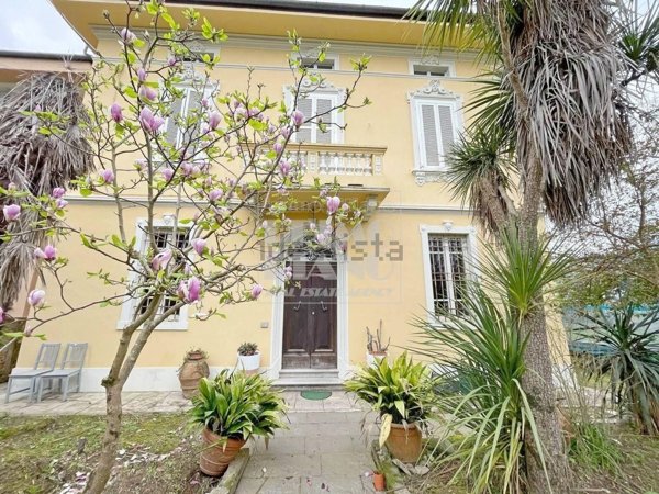 casa indipendente in vendita a Lucca in zona San Lorenzo a Vaccoli