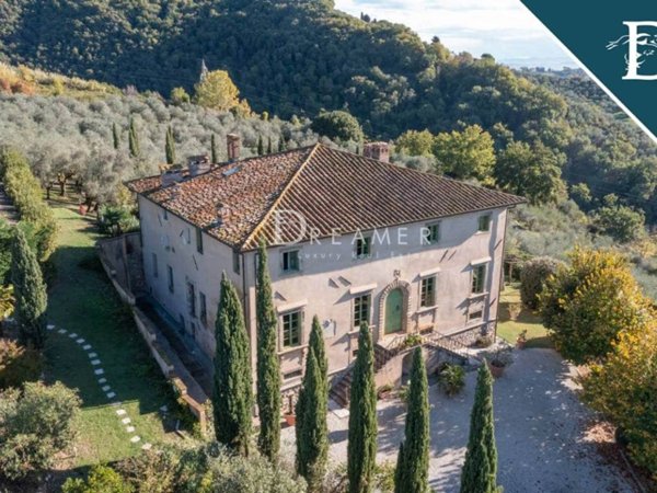 villa in vendita a Lucca in zona Vallebuia