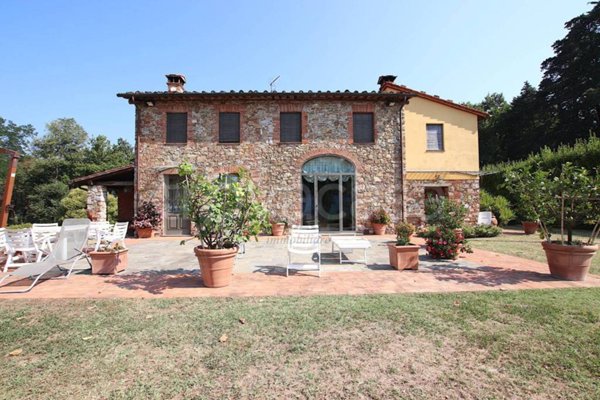 casa indipendente in vendita a Lucca in zona Arliano