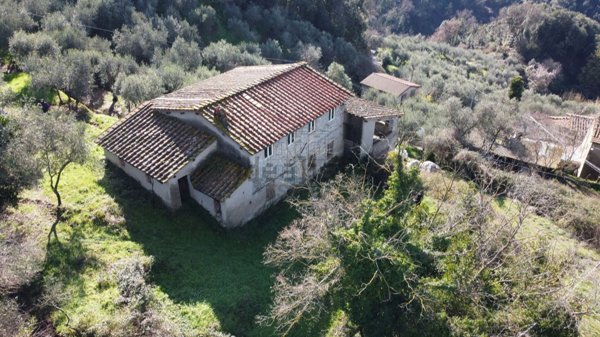 casa indipendente in vendita a Lucca in zona Piazzano