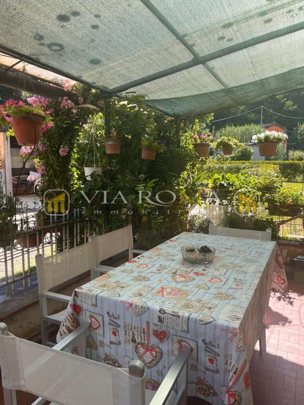 intera palazzina in vendita a Lucca in zona Castiglioncello