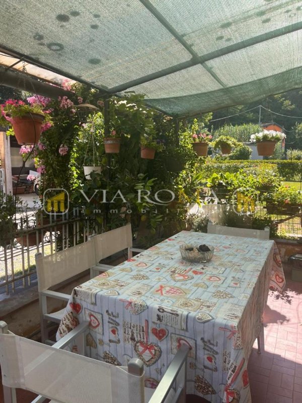 casa indipendente in vendita a Lucca in zona Arliano