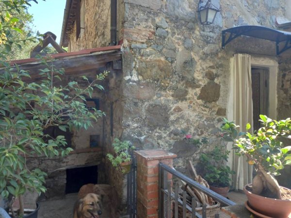 casa indipendente in vendita a Lucca in zona Mastiano