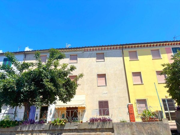 casa indipendente in vendita a Lucca in zona Ponte San Pietro