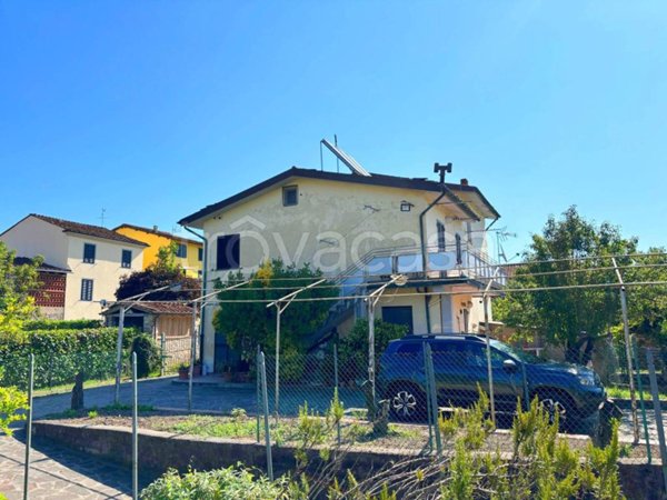 casa indipendente in vendita a Lucca in zona Montuolo