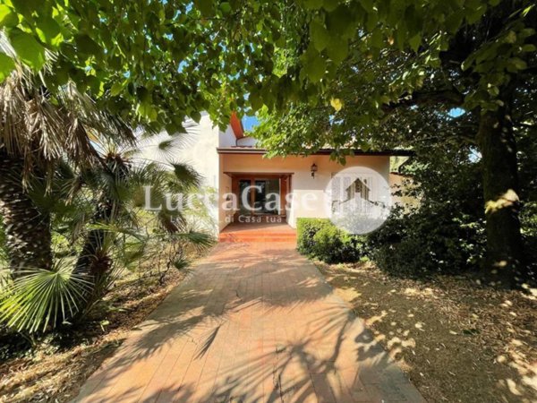 casa indipendente in vendita a Lucca in zona San Lorenzo a Vaccoli