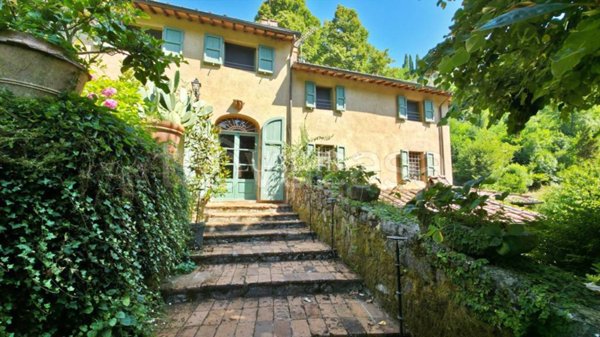 casa indipendente in vendita a Lucca in zona Piazzano