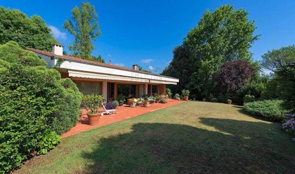 casa indipendente in vendita a Lucca in zona Mutigliano