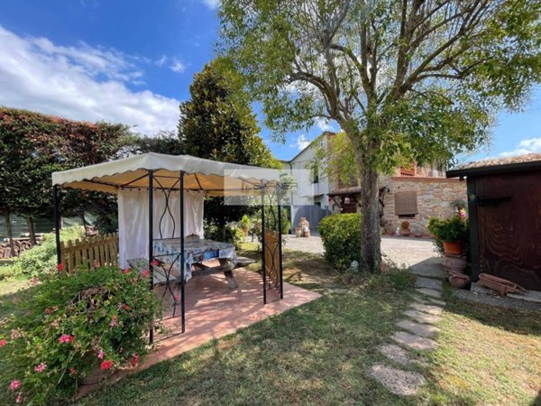 casa indipendente in vendita a Lucca in zona zona Mugnano