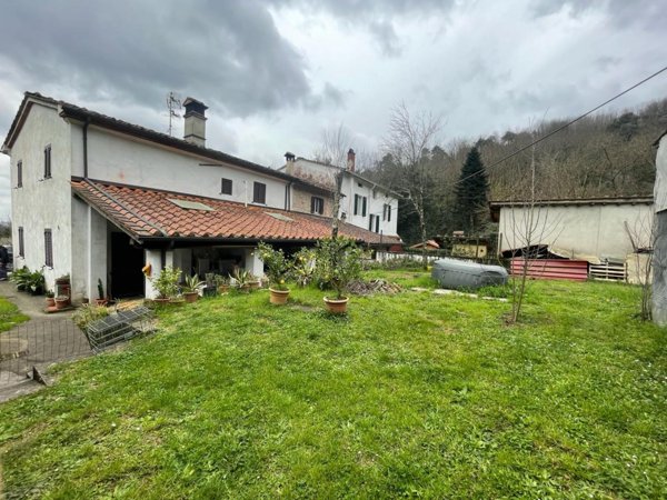 casa indipendente in vendita a Lucca in zona Arliano