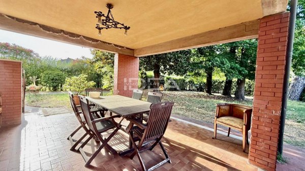 casa indipendente in vendita a Lucca in zona Vallebuia