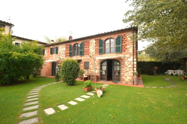 casale in vendita a Lucca in zona Centro Città