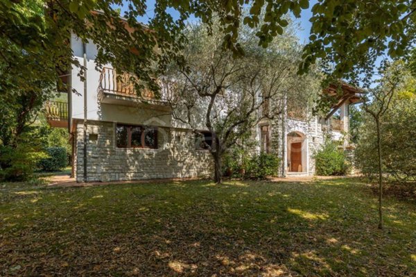 casa indipendente in vendita a Lucca in zona San Lorenzo a Vaccoli