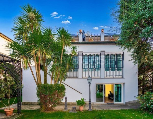casa indipendente in vendita a Lucca in zona Centro Città