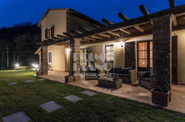 casa indipendente in vendita a Lucca in zona Meati
