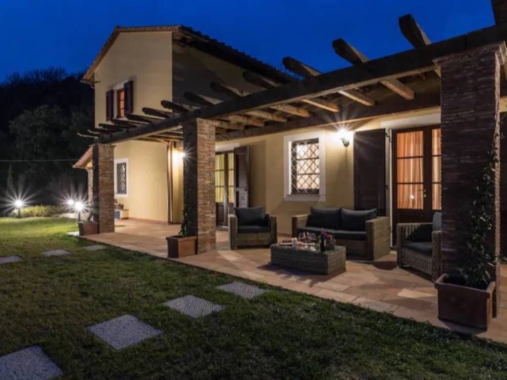 casa indipendente in vendita a Lucca in zona Fagnano