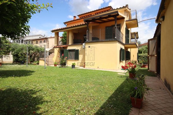 casa indipendente in vendita a Lucca in zona zona Sorbano