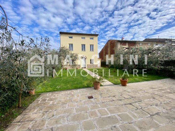 casa indipendente in vendita a Lucca in zona Centro Città