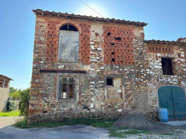 casa indipendente in vendita a Lucca in zona Massa Pisana