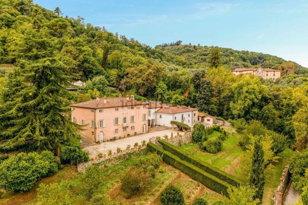 casa indipendente in vendita a Lucca in zona Massa Pisana