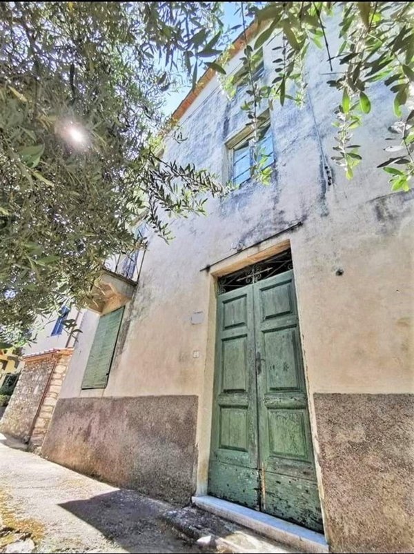 casa indipendente in vendita a Lucca in zona Ombreglio