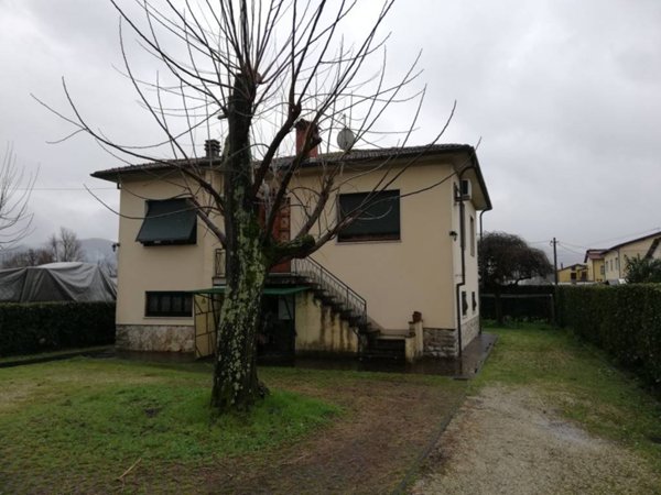 casa indipendente in vendita a Lucca in zona San Lorenzo a Vaccoli