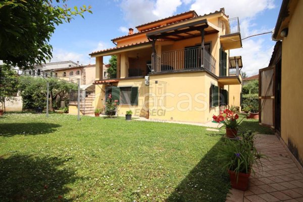 casa indipendente in vendita a Lucca in zona Pontetetto