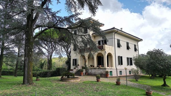 casa indipendente in vendita a Lucca in zona Vallebuia