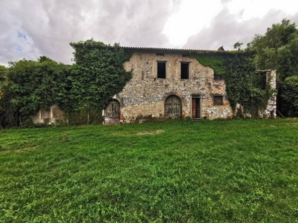 casa indipendente in vendita a Lucca in zona Meati