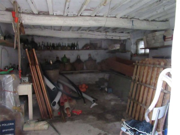 locale di sgombero in vendita a Lucca in zona San Cassiano a Vico