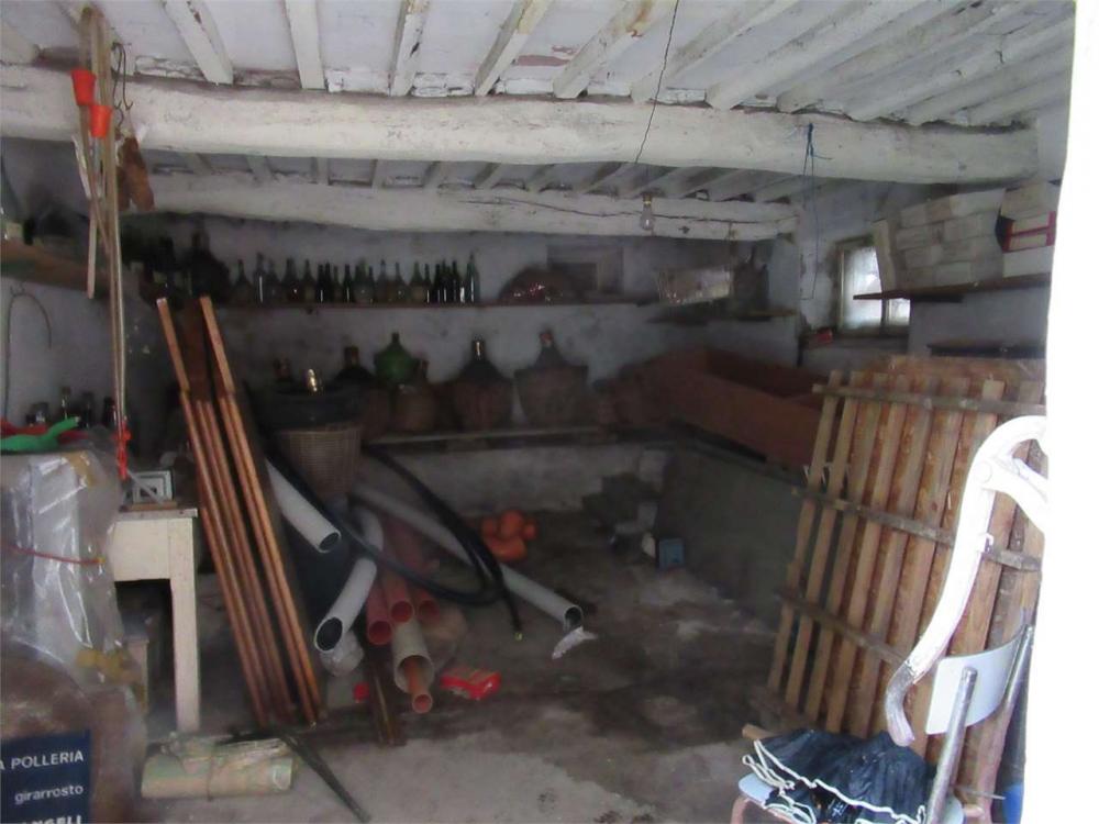 locale di sgombero in vendita a Lucca in zona San Cassiano a Vico