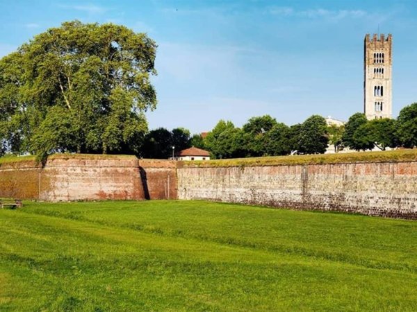 casa indipendente in vendita a Lucca in zona Centro Città