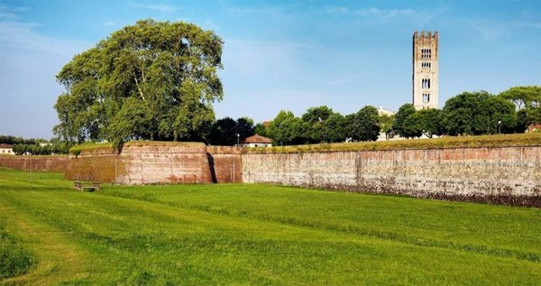casa indipendente in vendita a Lucca in zona Centro Città
