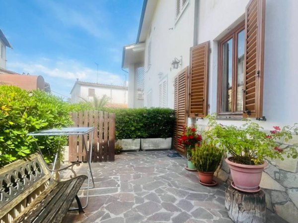 casa indipendente in vendita a Lucca in zona Meati
