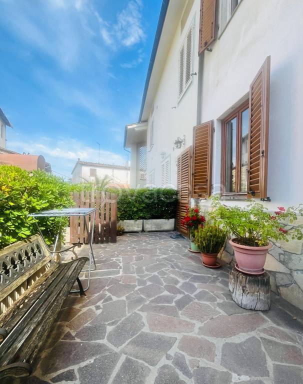 casa indipendente in vendita a Lucca in zona Meati
